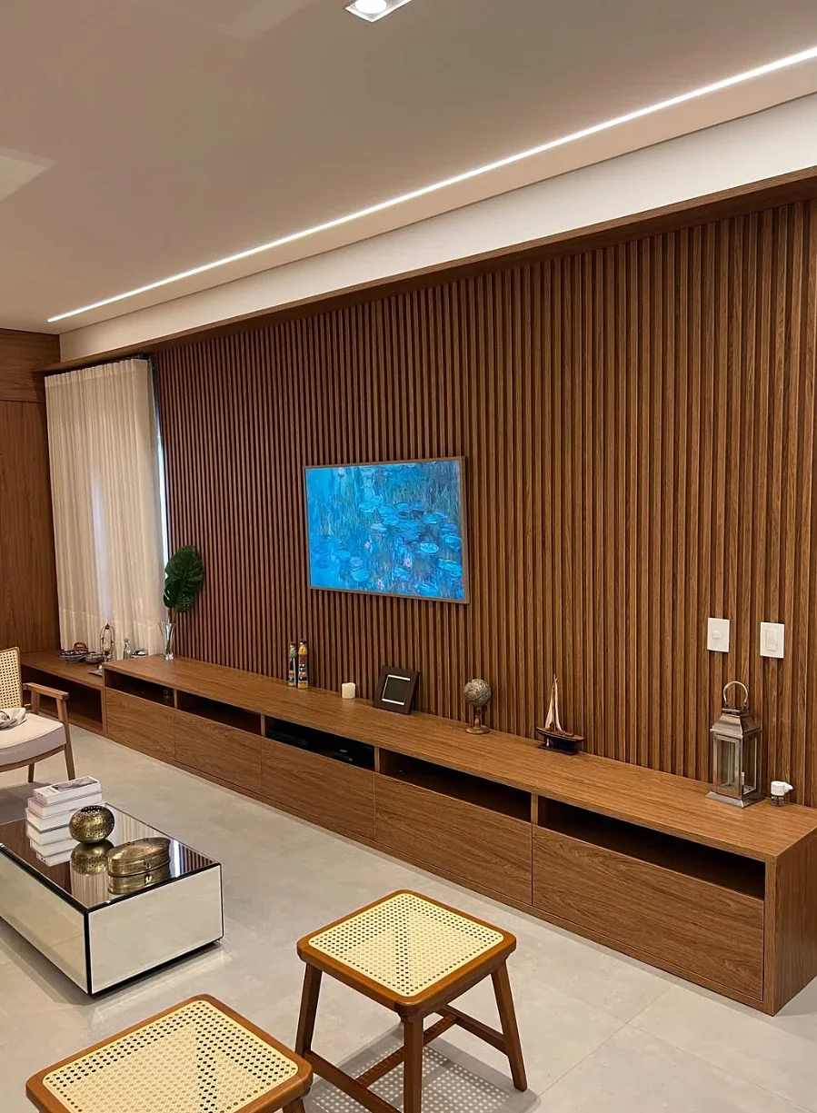 Sala com painel ripado e rack suspenso